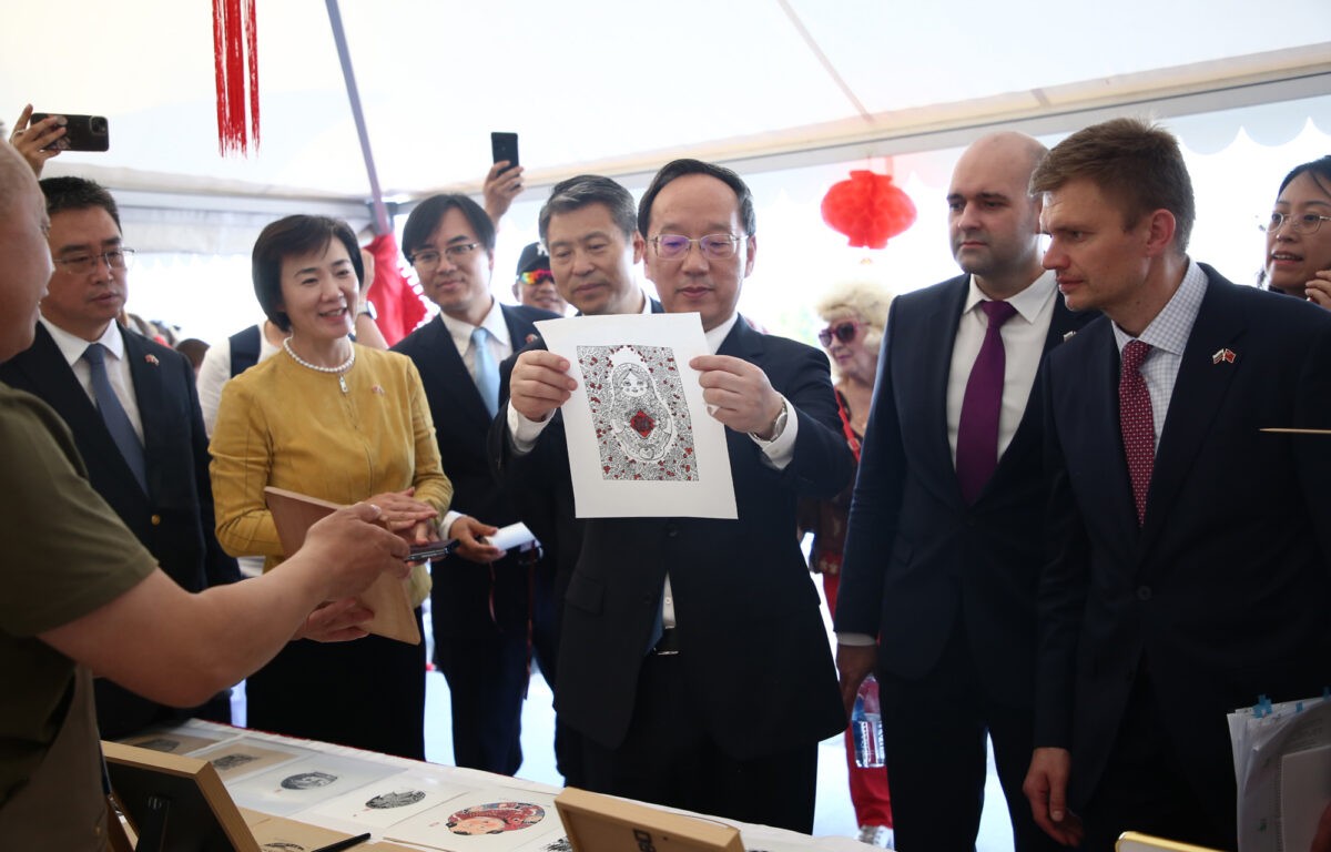 В горсаду Твери работает выставка народных промыслов и культурного наследия китайской провинции Ляонин