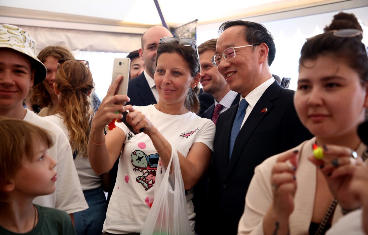 В горсаду Твери работает выставка народных промыслов и культурного наследия китайской провинции Ляонин