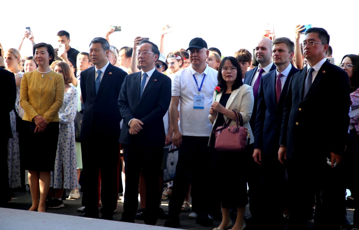 В горсаду Твери работает выставка народных промыслов и культурного наследия китайской провинции Ляонин