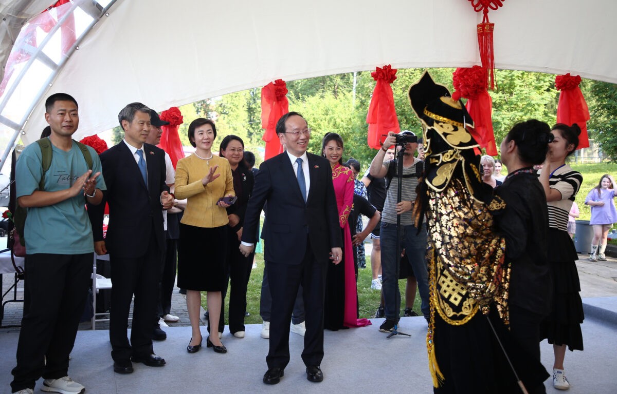 В горсаду Твери работает выставка народных промыслов и культурного наследия китайской провинции Ляонин