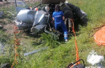 После ДТП под Тверью спасателям пришлось доставать водителя из машины