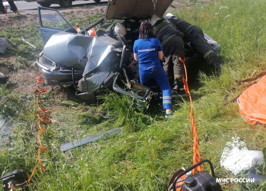 После ДТП под Тверью спасателям пришлось доставать водителя из машины