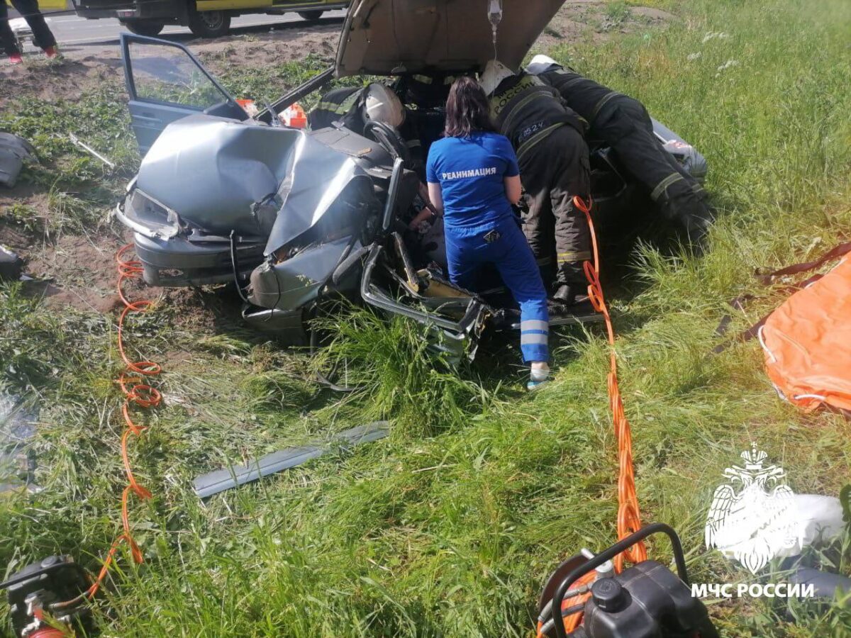 После ДТП под Тверью спасателям пришлось доставать водителя из машины | ТОП  Тверь новости