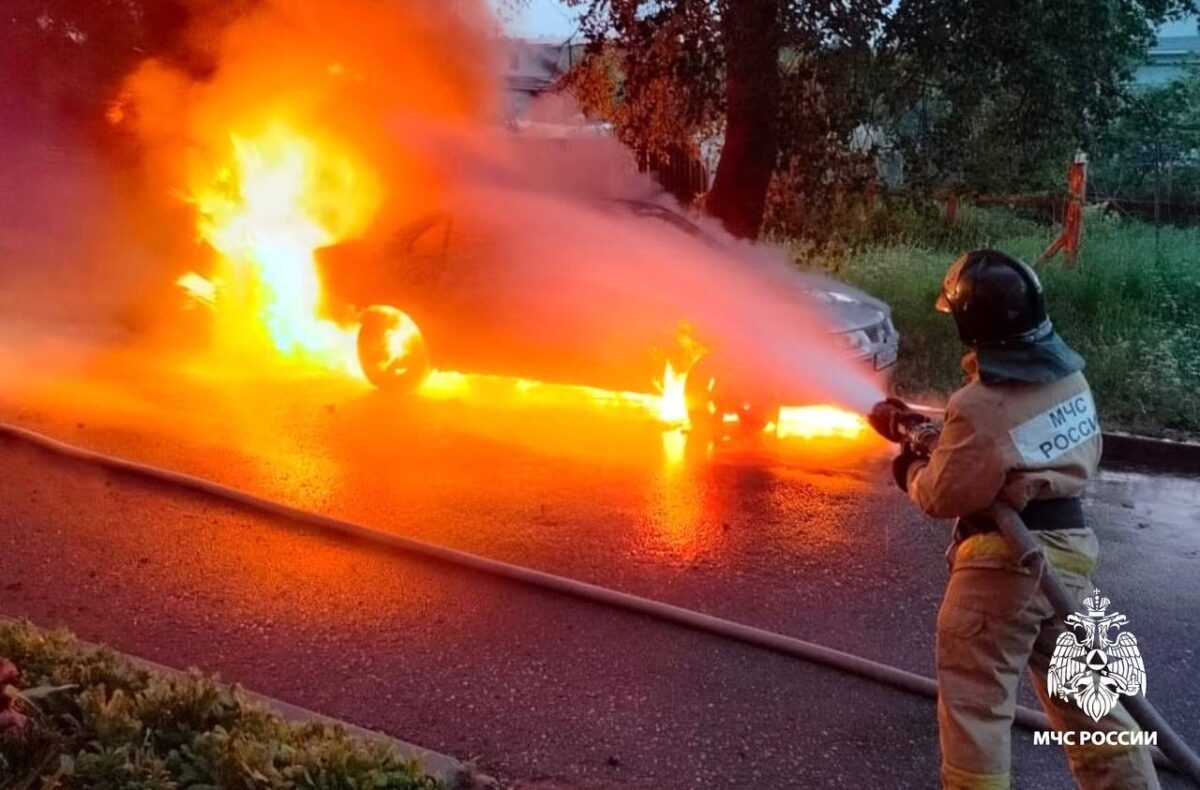 На одной из улиц Кашина ночью вспыхнул автомобиль | ТОП Тверь новости