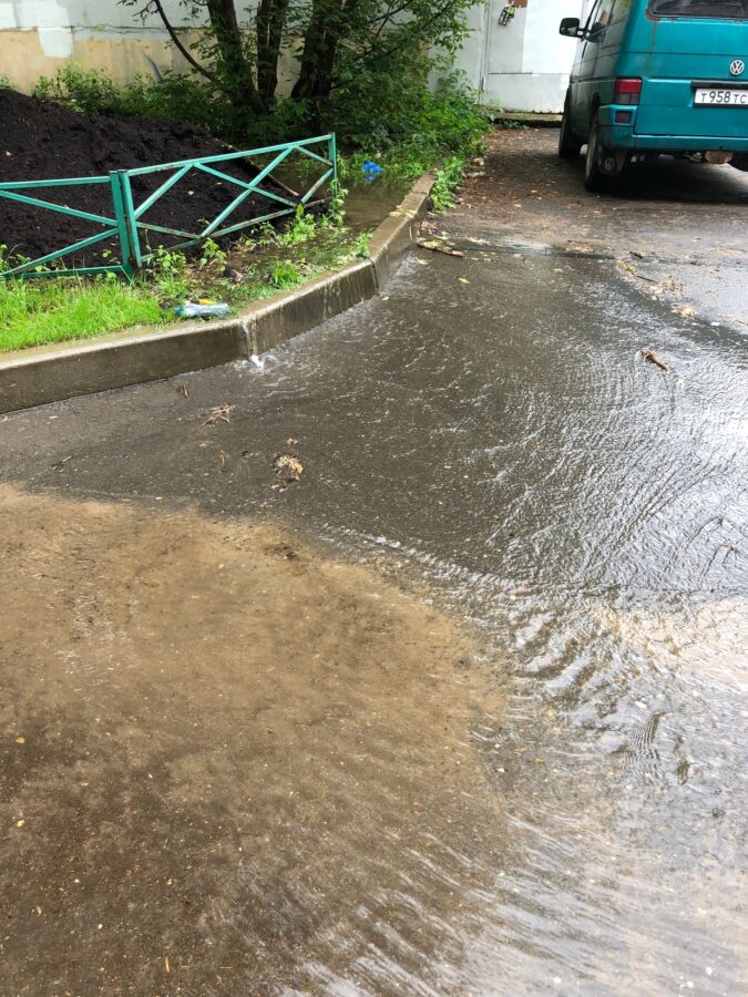 В Твери во дворе дома на проспекте Победы течет река