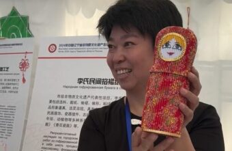 В Тверь гости из Китая привезли матрешку, которая означает дружбу народов