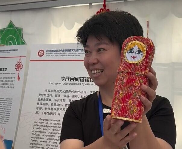 В Тверь гости из Китая привезли матрешку, которая означает дружбу народов