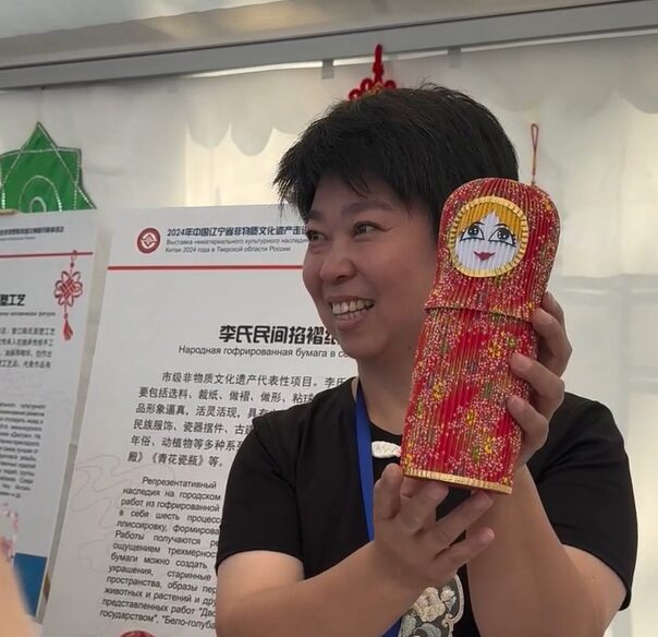 В Тверь гости из Китая привезли матрешку, которая означает дружбу народов