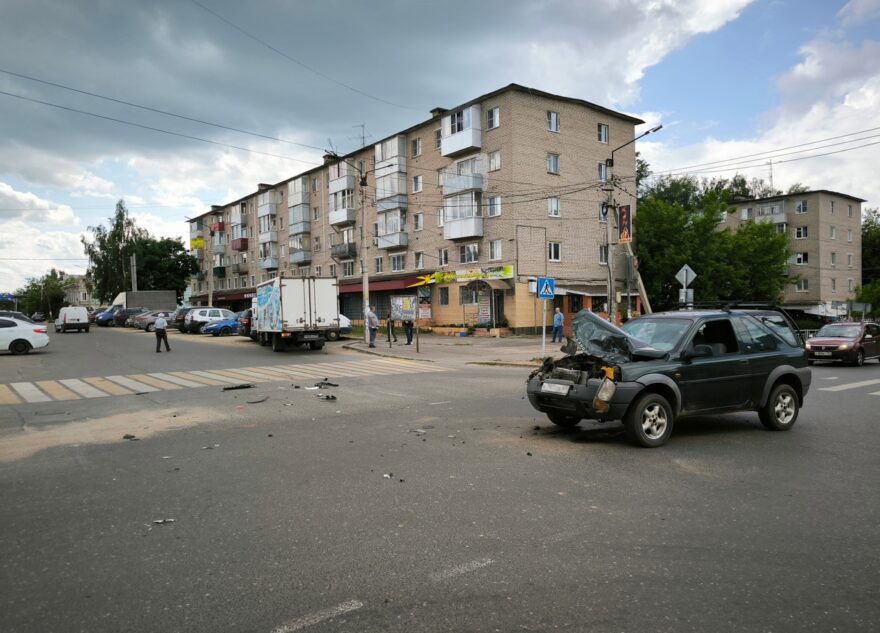 В Тверской области в результате ДТП грузовик протаранил три автомобиля