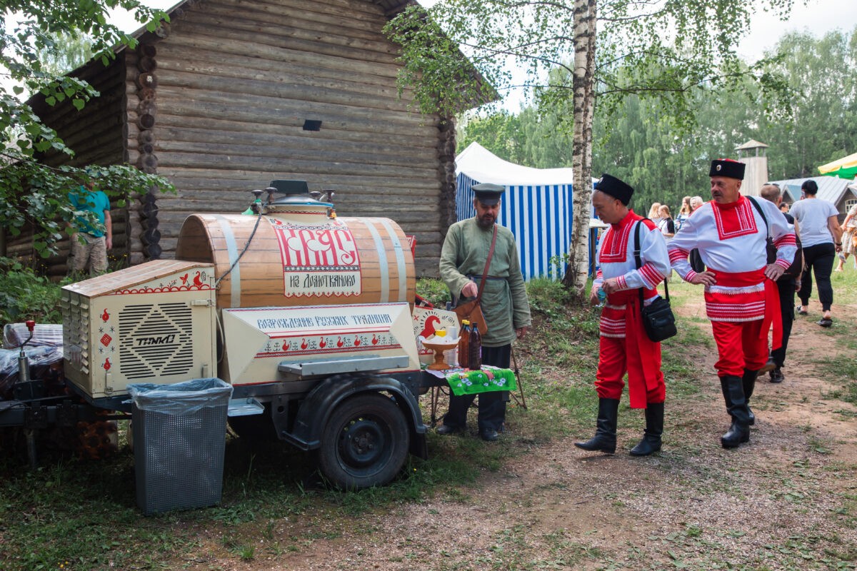 Жители и гости Тверской области «зажигают» на «Троицких гуляниях в Василёво»