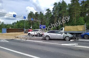 В Тверской области столкнулись грузовик и легковушка В Тверской области столкнулись грузовик и легковушка