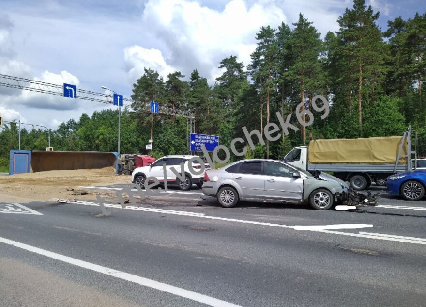 В Тверской области столкнулись грузовик и легковушка