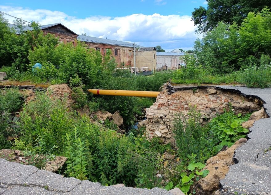 В одном из городов Тверской области образовался огромный провал В одном из городов Тверской области образовался огромный провал