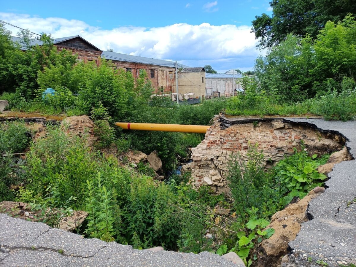 В одном из городов Тверской области образовался огромный провал