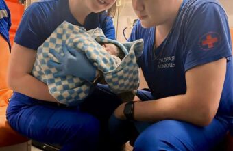 Жительнице Твери помогли родить дома пятого ребёнка Жительнице Твери помогли родить дома пятого ребёнка