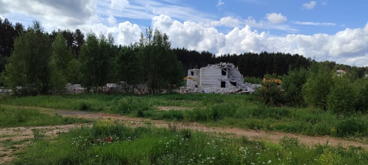 В Твери сносят "легендарные" заброшки