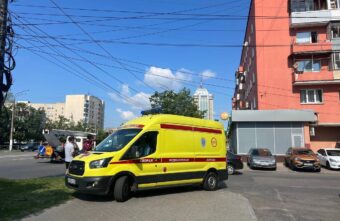 В Твери водитель легковушки сбил курьера-велосипедиста В Твери водитель легковушки сбил курьера-велосипедиста