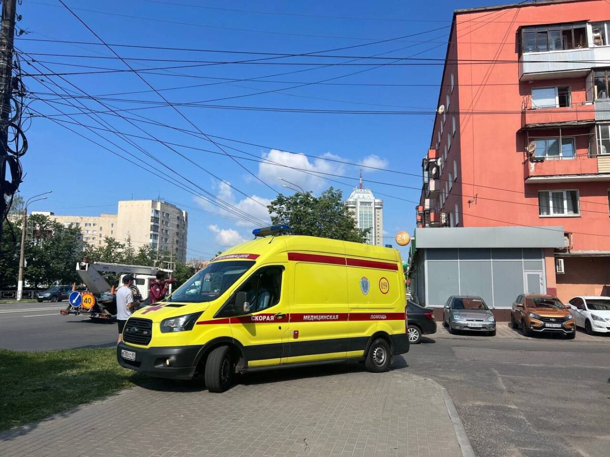 В Твери водитель легковушки сбил курьера-велосипедиста В Твери водитель легковушки сбил курьера-велосипедиста