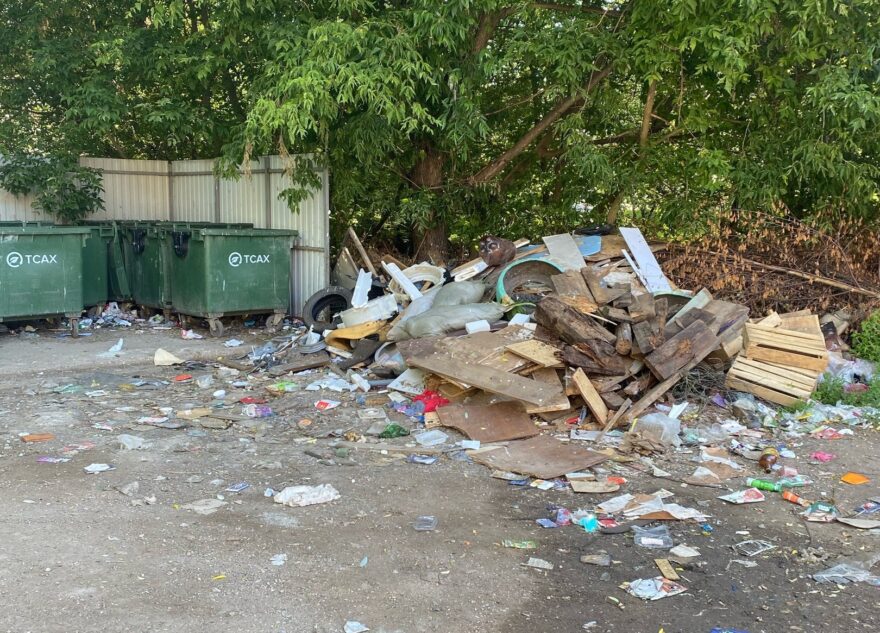 В Тверской области школьники вынуждены терпеть вонь от образовавшейся рядом свалки В Тверской области школьники вынуждены терпеть вонь от образовавшейся рядом свалки
