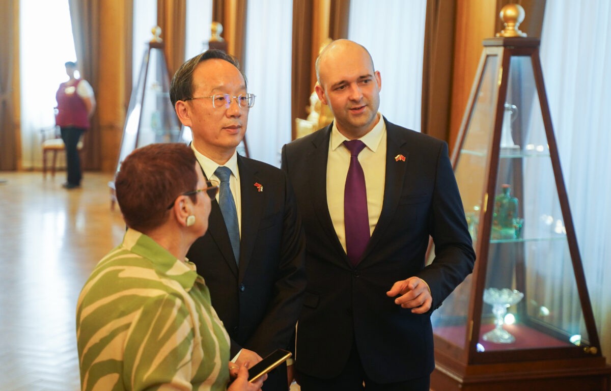 В горсаду Твери работает выставка народных промыслов и культурного наследия китайской провинции Ляонин