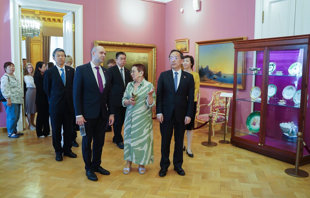 В горсаду Твери работает выставка народных промыслов и культурного наследия китайской провинции Ляонин