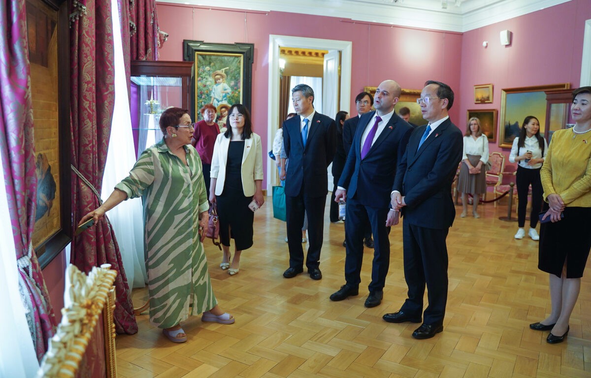 В горсаду Твери работает выставка народных промыслов и культурного наследия китайской провинции Ляонин