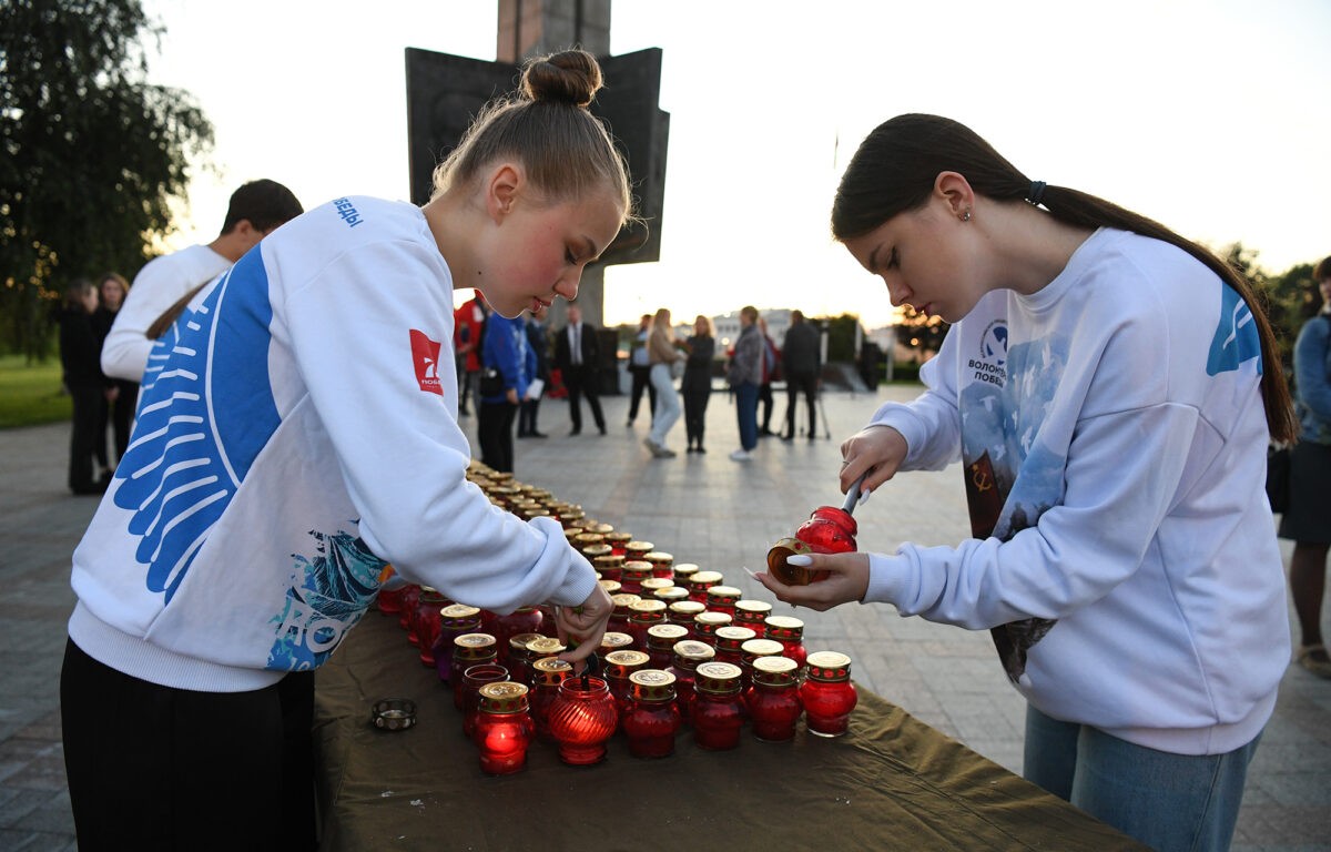 В День памяти и скорби у Обелиска Победы в Твери прошла патриотическая акция «Свеча Памяти»