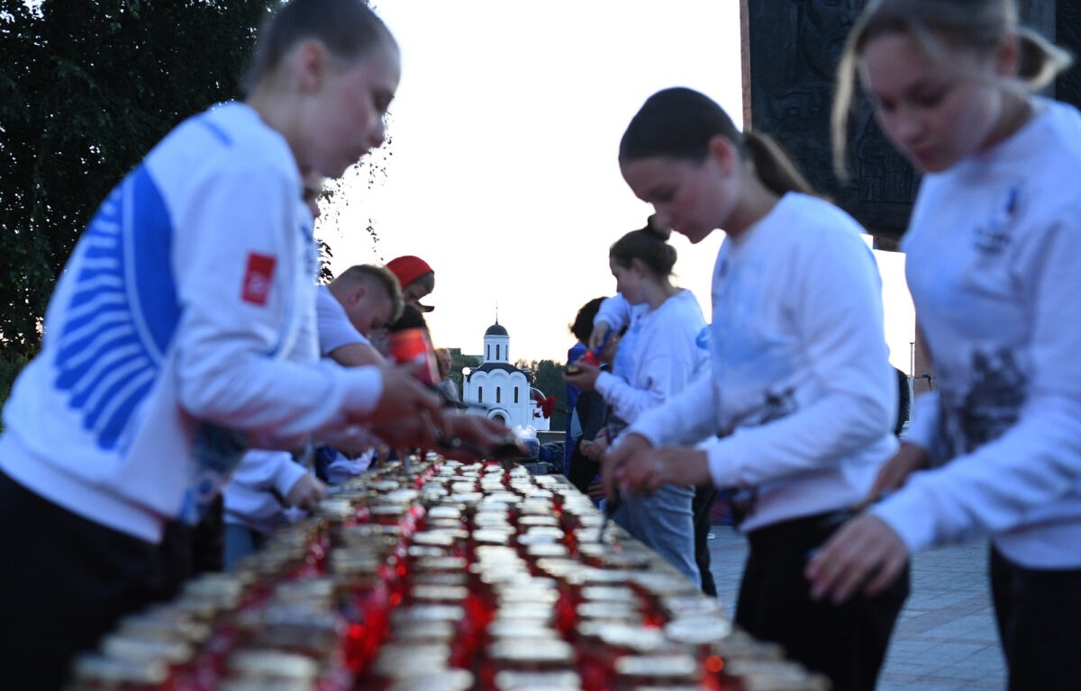 В День памяти и скорби у Обелиска Победы в Твери прошла патриотическая акция «Свеча Памяти»