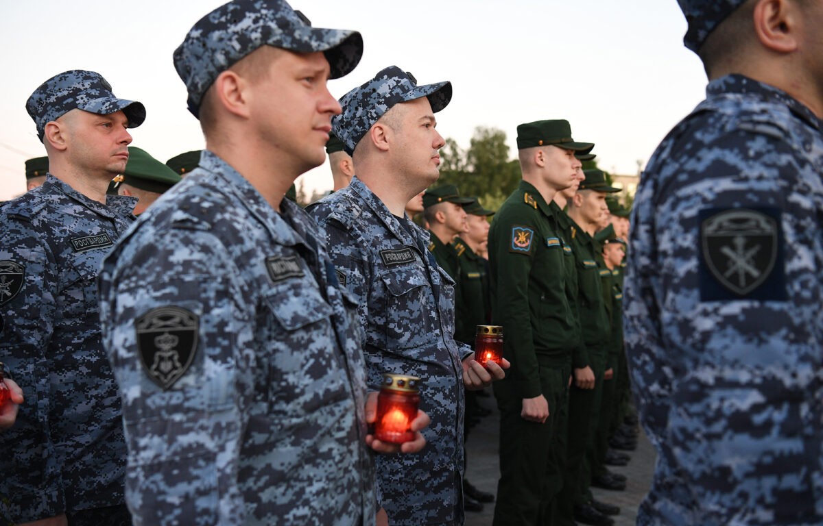 В День памяти и скорби у Обелиска Победы в Твери прошла патриотическая акция «Свеча Памяти»