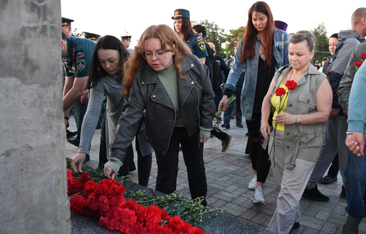 В День памяти и скорби у Обелиска Победы в Твери прошла патриотическая акция «Свеча Памяти»