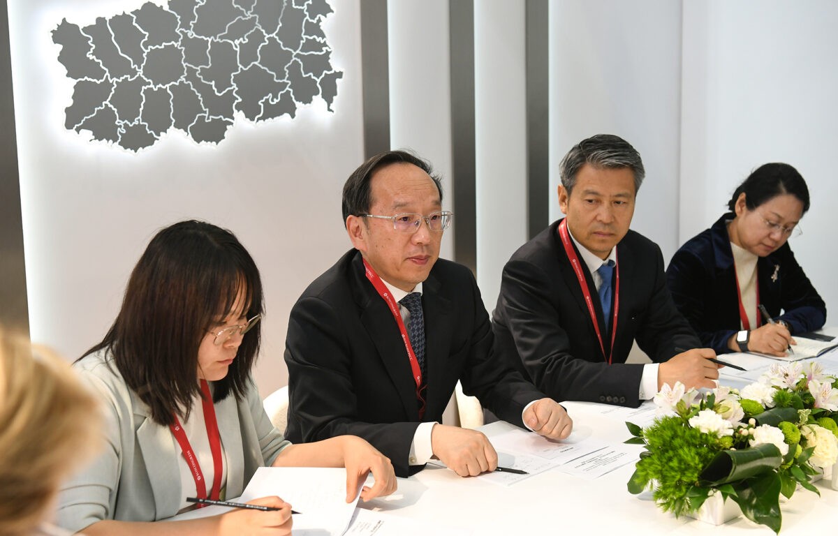 ПМЭФ-2024: правительство Тверской области подписало соглашение об установлении дружественных отношений с Народным правительством провинции Ляонин КНР