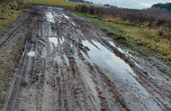 Жители добились строительства новой дороги к кладбищу под Тверью