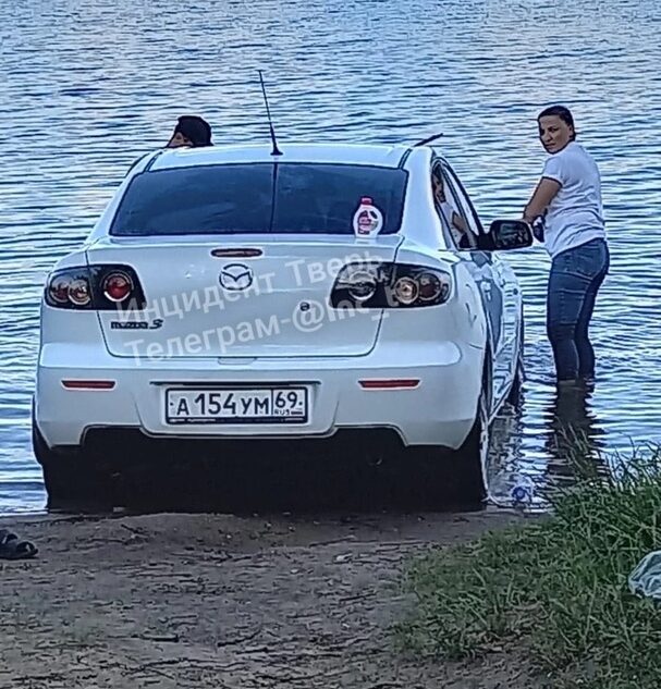 В Константиновских карьерах в Твери пара решила искупать и свою машину
