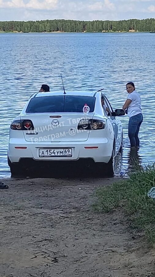 В Константиновских карьерах в Твери пара решила искупать и свою машину
