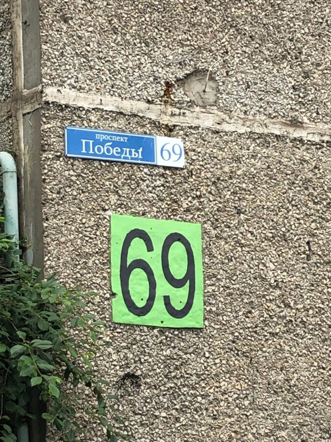 В Твери во дворе дома на проспекте Победы течет река