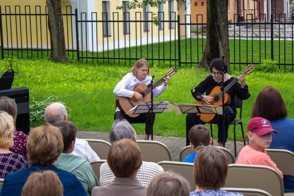Уличный концерт в честь юбилея округа прошёл в Лихославле