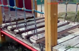 В Тверской области родители боятся гулять с детьми на опасной площадке