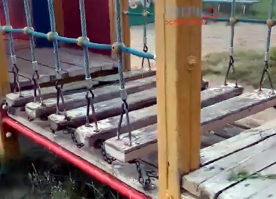 В Тверской области родители боятся гулять с детьми на опасной площадке В Тверской области родители боятся гулять с детьми на опасной площадке