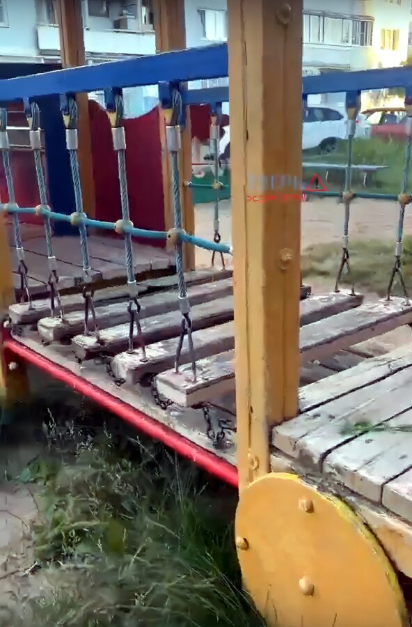 В Тверской области родители боятся гулять с детьми на опасной площадке