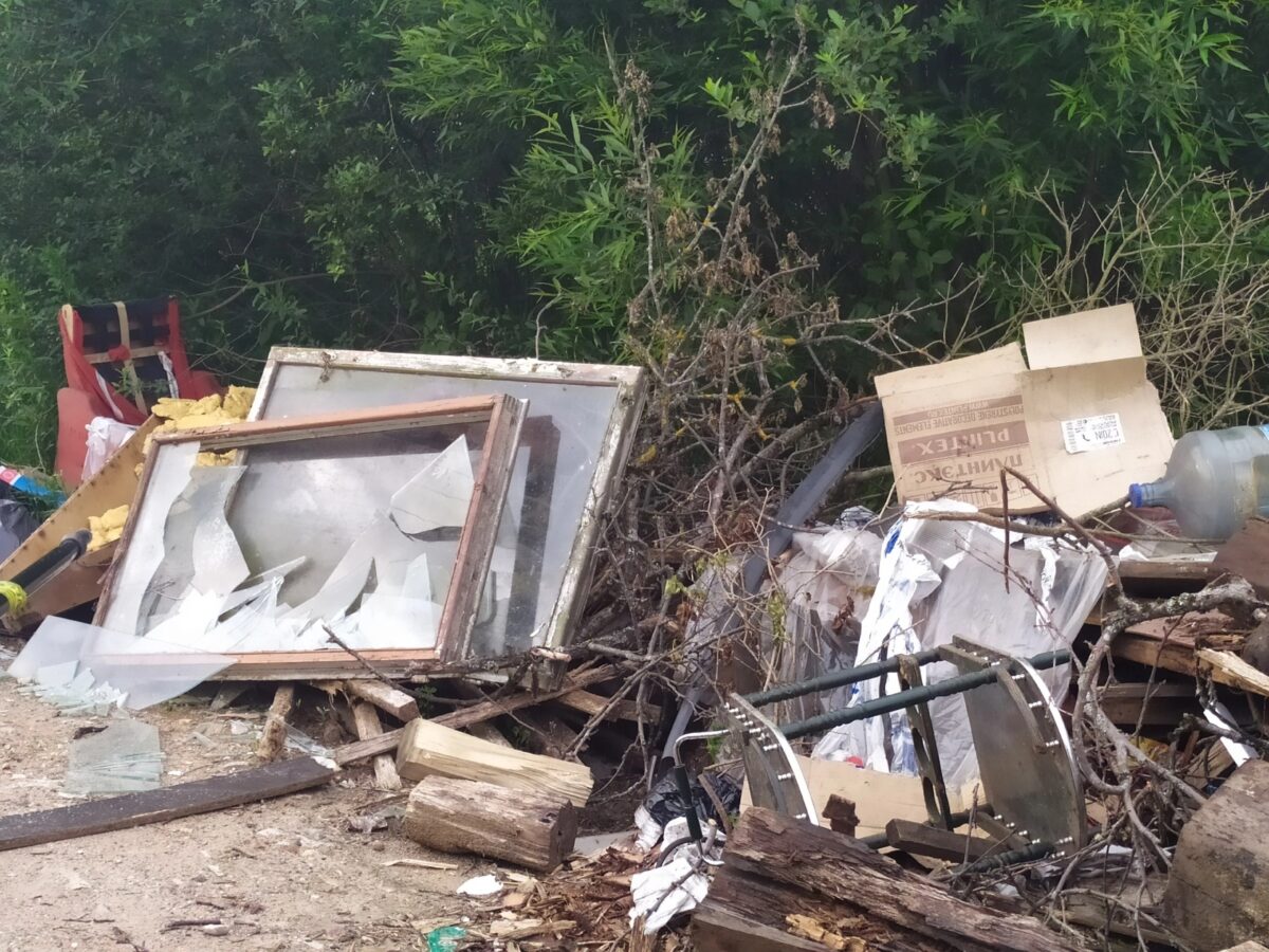 Горы крупногабаритного мусора скоро перекроют дорогу в Тверской области