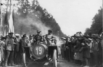 Жителям Тверской области показали редкую фотографию с первых автогонок Жителям Тверской области показали редкую фотографию с первых автогонок