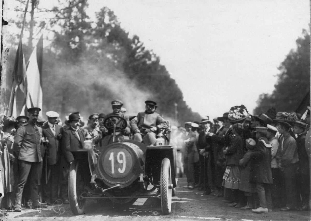 Жителям Тверской области показали редкую фотографию с первых автогонок