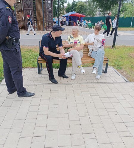 В Тверской области полицейские рассказывают местным жителям, как не попасть в руки мошенников