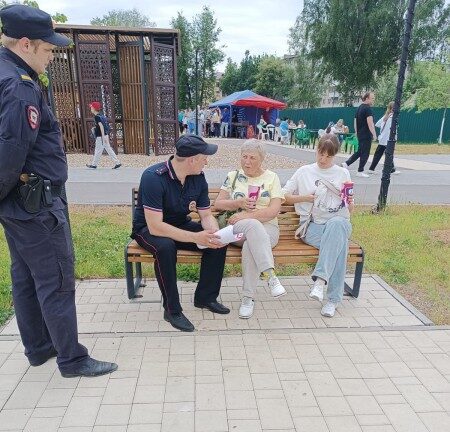 В Тверской области полицейские рассказывают местным жителям, как не попасть в руки мошенников