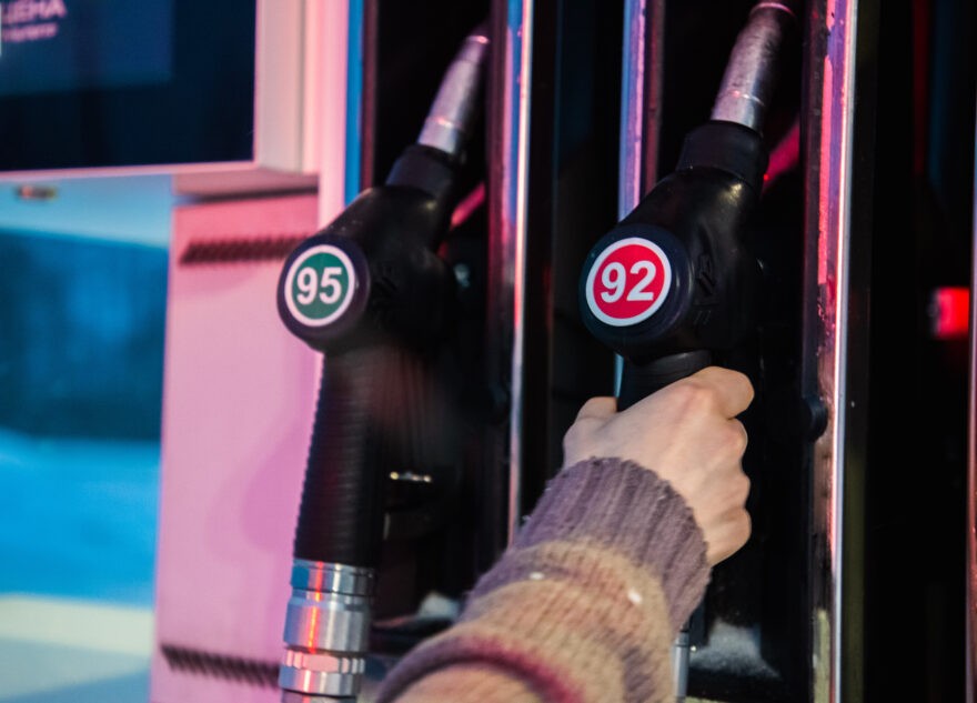 В Госдуме предложили проверять на трезвость водителей на заправках