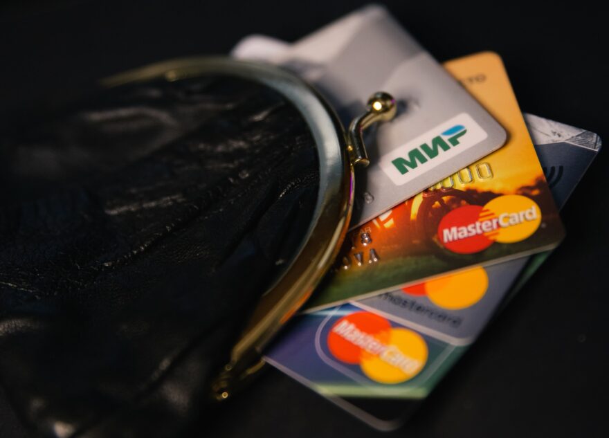 ВТБ выяснил, сколько карт в кошельке у россиян