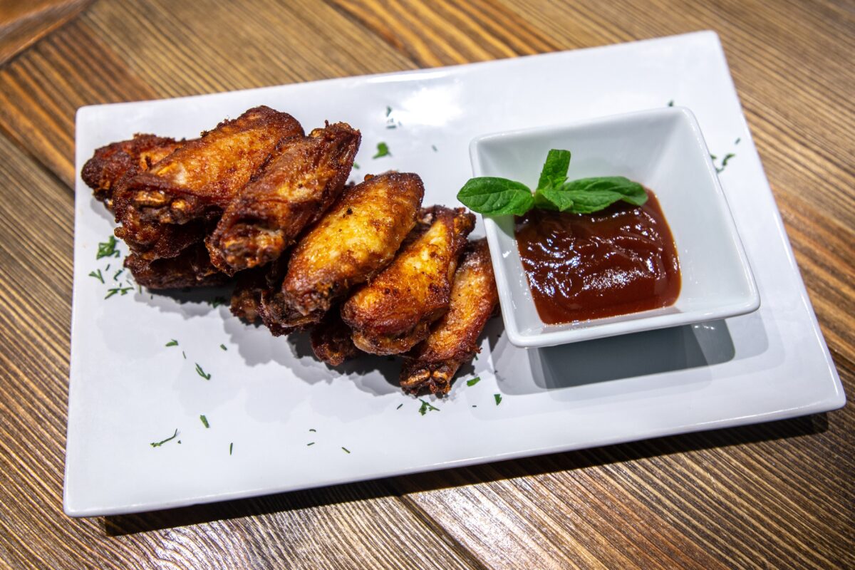 Врач рассказала, какие продукты опасны для водителей в жаркую погоду