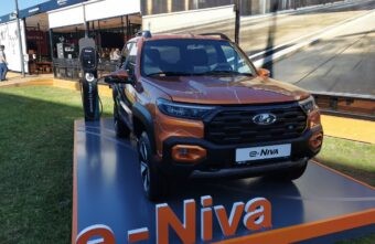 На ПМЭФ показали два новых российских автомобиля На ПМЭФ показали два новых российских автомобиля