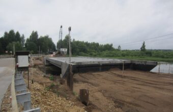 В Калининском округе реконструируют мост через реку Ведемья В Калининском округе реконструируют мост через реку Ведемья