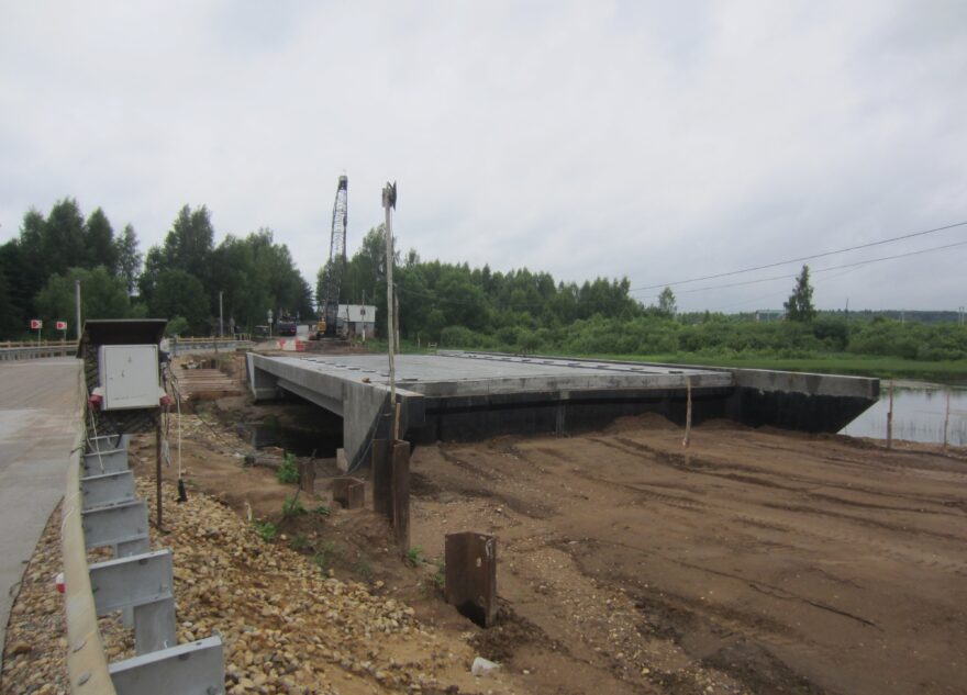 В Калининском округе реконструируют мост через реку Ведемья